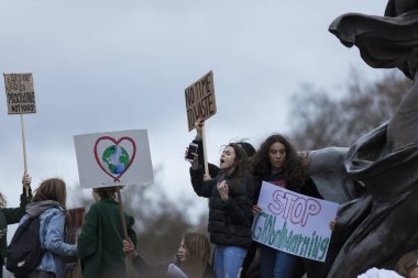 Londra, İngiltere - 15 Mart 2019:Thousands öğrenciler ve genç insanların protesto Londra'da iklim Mart gençlik grev bir parçası olarak