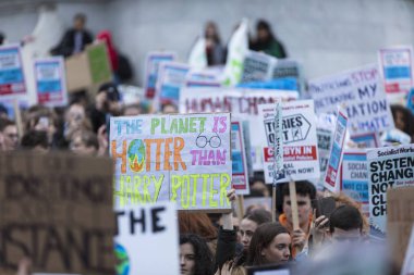 Londra, İngiltere - 15 Mart 2019:Thousands öğrenciler ve genç insanların protesto Londra'da iklim Mart gençlik grev bir parçası olarak