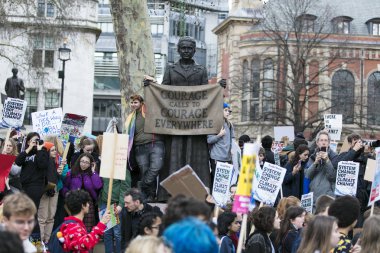 Londra, İngiltere - 15 Mart 2019:Thousands öğrenciler ve genç insanların protesto Londra'da iklim Mart gençlik grev bir parçası olarak