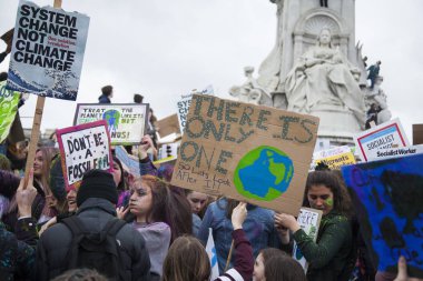Londra, İngiltere - 15 Mart 2019:Thousands öğrenciler ve genç insanların protesto Londra'da iklim Mart gençlik grev bir parçası olarak