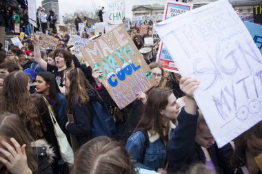 Londra, İngiltere - 15 Mart 2019:Thousands öğrenciler ve genç insanların protesto Londra'da iklim Mart gençlik grev bir parçası olarak