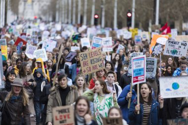 Londra, İngiltere - 15 Mart 2019:Thousands öğrenciler ve genç insanların protesto Londra'da iklim Mart gençlik grev bir parçası olarak