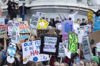 Londra, İngiltere - 15 Mart 2019:Thousands öğrenciler ve genç insanların protesto Londra'da iklim Mart gençlik grev bir parçası olarak