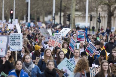 Londra, İngiltere - 15 Mart 2019:Thousands öğrenciler ve genç insanların protesto Londra'da iklim Mart gençlik grev bir parçası olarak