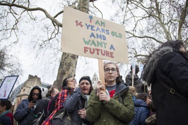Londra, İngiltere - 15 Mart 2019:Thousands öğrenciler ve genç insanların protesto Londra'da iklim Mart gençlik grev bir parçası olarak