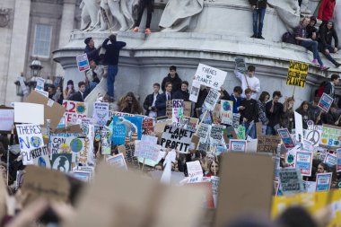 Londra, İngiltere - 15 Mart 2019:Thousands öğrenciler ve genç insanların protesto Londra'da iklim Mart gençlik grev bir parçası olarak