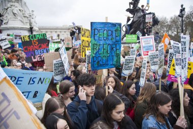Londra, İngiltere - 15 Mart 2019:Thousands öğrenciler ve genç insanların protesto Londra'da iklim Mart gençlik grev bir parçası olarak