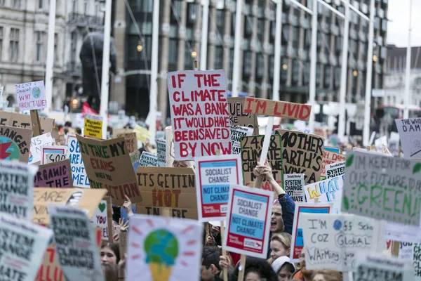 LONDRES, Reino Unido - 15 de março de 2019: Milhares de estudantes e jovens protestam em Londres como parte da greve juvenil pela marcha climática — Fotografia de Stock