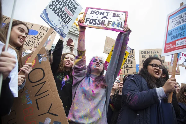 伦敦, 英国-2019年3月15日: 数千名学生和年轻人在伦敦抗议, 作为青年气候游行罢工的一部分 — 图库照片