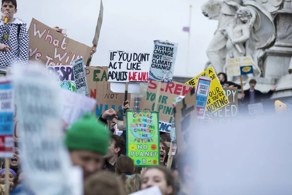 LONDRES, Reino Unido - 15 de marzo de 2019: Miles de estudiantes y jóvenes protestan en Londres como parte de la huelga juvenil por la marcha climática —  Fotos de Stock