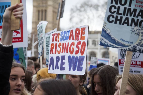 LONDRES, Reino Unido - 15 de março de 2019: Milhares de estudantes e jovens protestam em Londres como parte da greve juvenil pela marcha climática — Fotografia de Stock