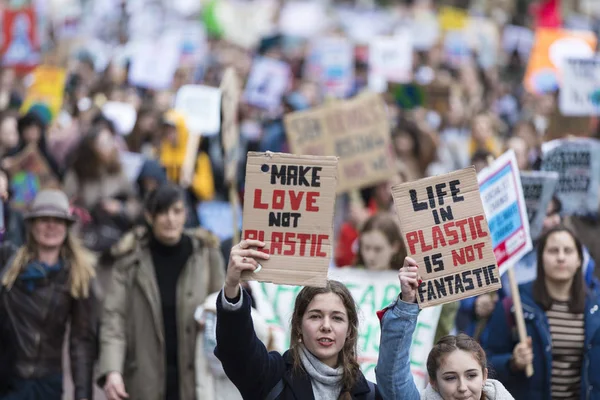 LONDRES, Reino Unido - 15 de março de 2019: Milhares de estudantes e jovens protestam em Londres como parte da greve juvenil pela marcha climática — Fotografia de Stock