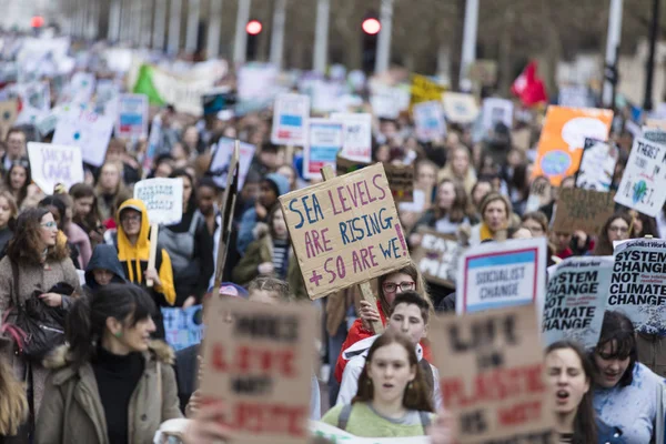 LONDRES, Reino Unido - 15 de marzo de 2019: Miles de estudiantes y jóvenes protestan en Londres como parte de la huelga juvenil por la marcha climática —  Fotos de Stock