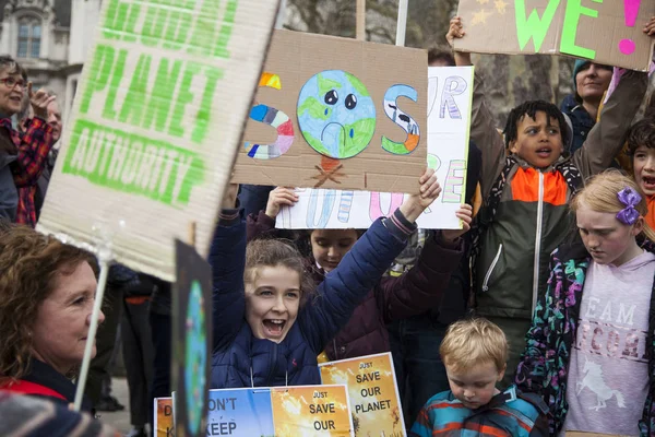 LONDRES, Reino Unido - 15 de marzo de 2019: Miles de estudiantes y jóvenes protestan en Londres como parte de la huelga juvenil por la marcha climática —  Fotos de Stock