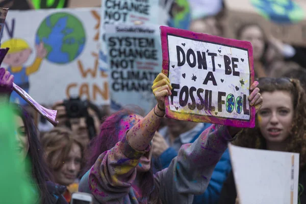 London, Storbritannien - 15 mars, 2019:Thousands av studenter och ungdomar protesterar i London som en del av ungdom strejken för klimatet mars — Stockfoto