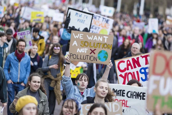 LONDRES, Reino Unido - 15 de marzo de 2019: Miles de estudiantes y jóvenes protestan en Londres como parte de la huelga juvenil por la marcha climática —  Fotos de Stock