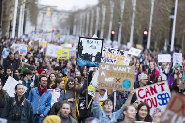 London, Verenigd Koninkrijk - 15 maart, 2019:Thousands van studenten en jongeren protest in Londen als onderdeel van de staking van de jeugd klimaat maart — Stockfoto