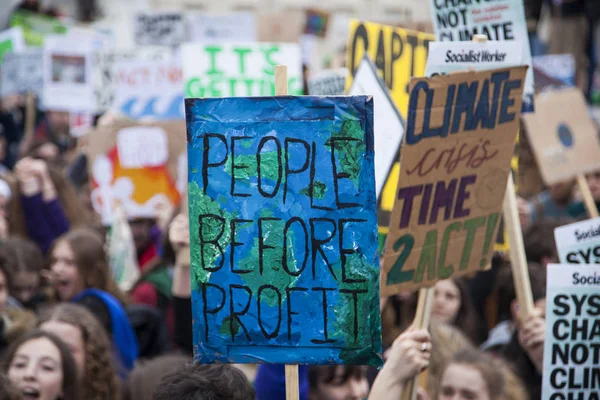 伦敦, 英国-2019年3月15日: 数千名学生和年轻人在伦敦抗议, 作为青年气候游行罢工的一部分 — 图库照片