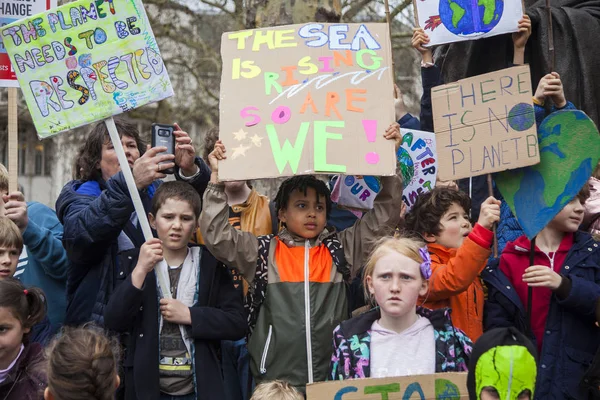 London, Großbritannien - 15. März 2019: Tausende Studenten und junge Leute protestieren in London im Rahmen des Jugendstreiks für den Klimarmarsch — Stockfoto