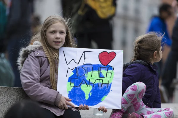 LONDON, Storbritannien 15 marts 2019: Tusindvis af studerende og unge protesterer i London som en del af ungdomsstrejken for klimamarch - Stock-foto