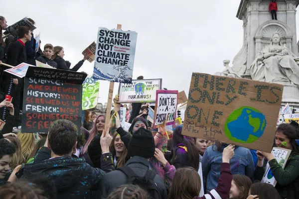 LONDRES, Reino Unido - 15 de março de 2019: Milhares de estudantes e jovens protestam em Londres como parte da greve juvenil pela marcha climática — Fotografia de Stock