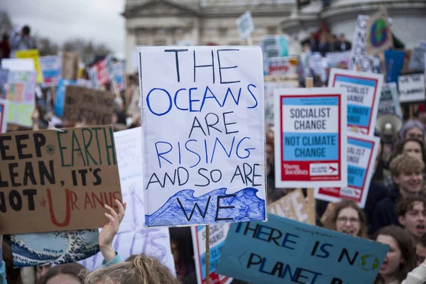 LONDON, UK - March 15, 2019:Thousands of students and young people protest in London as part of the youth strike for climate march — Stock Photo, Image