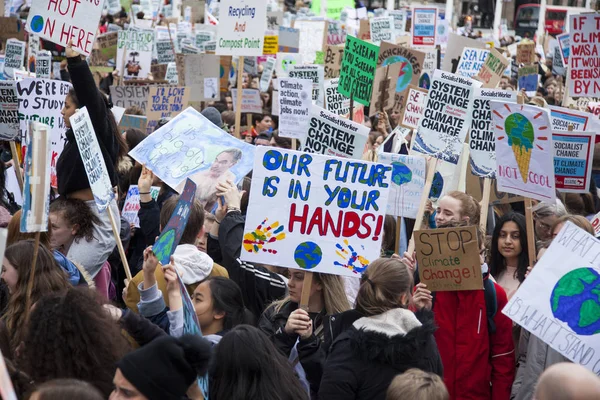 LONDRES, Reino Unido - 15 de março de 2019: Milhares de estudantes e jovens protestam em Londres como parte da greve juvenil pela marcha climática — Fotografia de Stock