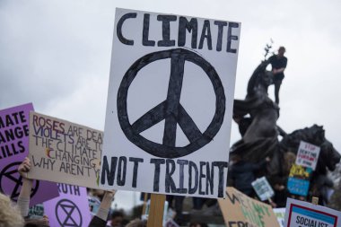 Bir iklim bir parçası Mart değiştikçe afiş insanlarla protesto