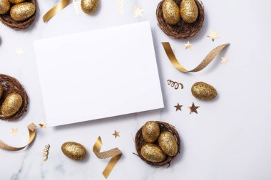 Paskalya kompozisyon. Altın yumurta ve yuva ile boş kartı