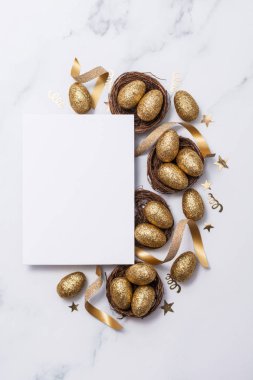 Paskalya kompozisyon. Altın yumurta ve yuva ile boş kartı