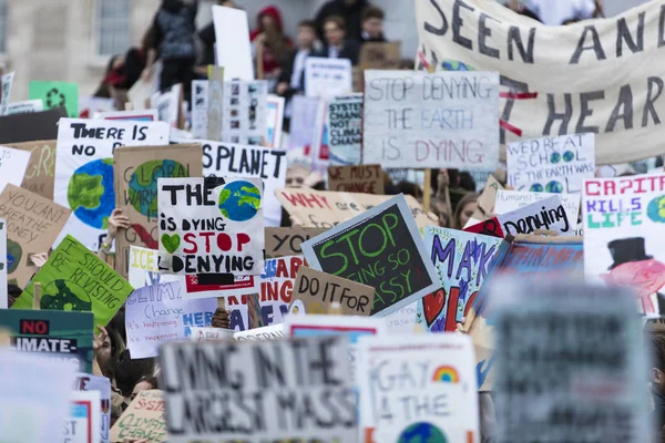 Pessoas com bandeiras protestam como parte de uma marcha de mudança climática — Fotografia de Stock