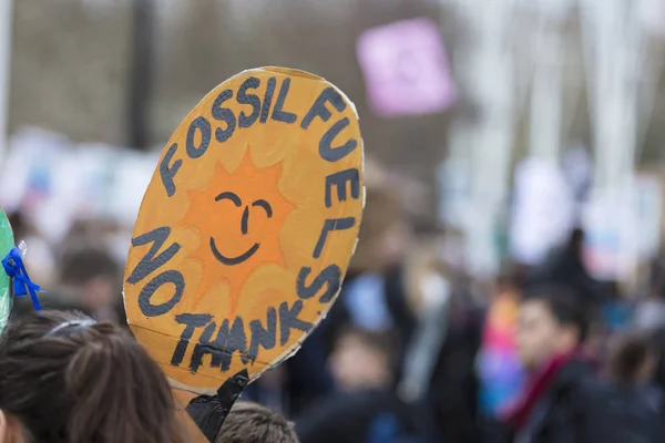 Personer med banners protestera som del av ett klimat ändra mars — Stockfoto