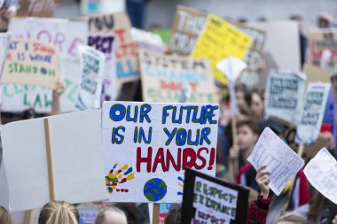 Bir iklim bir parçası Mart değiştikçe afiş insanlarla protesto