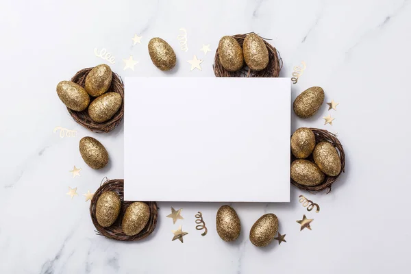 Osterkomposition. Blanko-Karte mit goldenen Eiern und Nestern — Stockfoto
