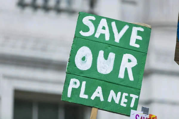 Personas con pancartas protestan como parte de una marcha contra el cambio climático —  Fotos de Stock