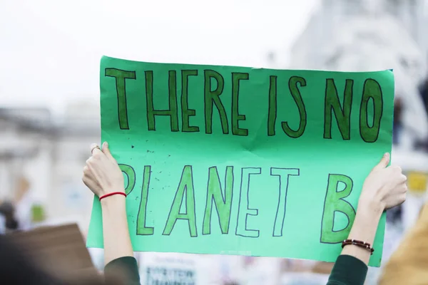 Люди з банерами протестують як частина маршу зміни клімату — стокове фото