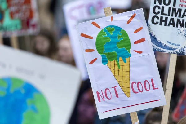 Pessoas com bandeiras protestam como parte de uma marcha de mudança climática — Fotografia de Stock