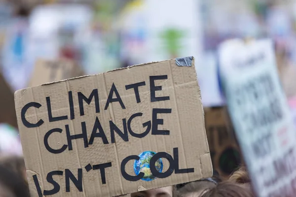 Menschen mit Transparenten protestieren im Rahmen eines Marsches gegen den Klimawandel — Stockfoto