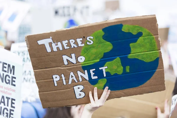 Menschen mit Transparenten protestieren im Rahmen eines Marsches gegen den Klimawandel — Stockfoto