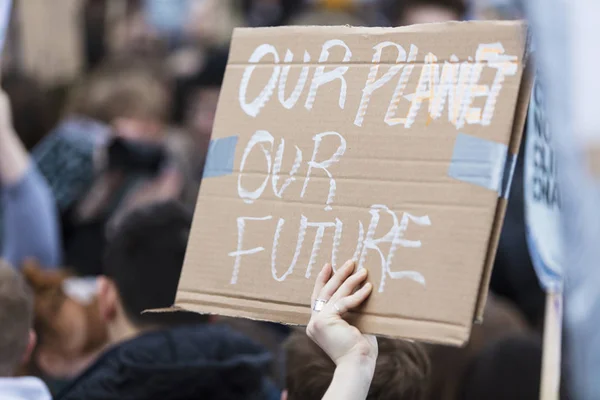 Pessoas com bandeiras protestam como parte de uma marcha de mudança climática — Fotografia de Stock