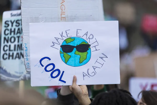 Des gens avec des banderoles protestent dans le cadre d'une marche sur le changement climatique — Photo