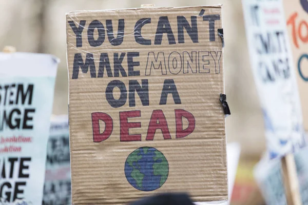 Orang-orang dengan spanduk protes sebagai bagian dari pawai perubahan iklim — Stok Foto