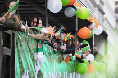 Londra, İngiltere - 17th Mart 2019: İnsanlar Londra'da St Patricks günü kutlamak