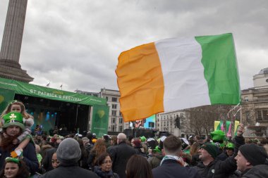 Londra, İngiltere - 17th Mart 2019: İnsanlar Londra'da St Patricks günü kutlamak