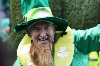 Londra, İngiltere - 17th Mart 2019: İnsanlar Londra'da St Patricks günü kutlamak