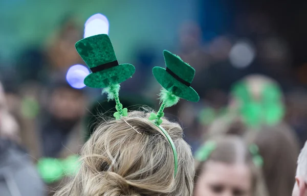 Menschen, die Stirnbänder am st patricks day bei einer st patricks day Veranstaltung tragen — Stockfoto