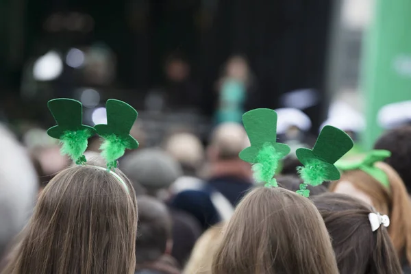 People wearing St Patricks day headbands at an st patricks day event — Stock Photo, Image