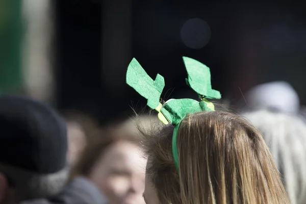 People wearing St Patricks day headbands at an st patricks day event — Stock Photo, Image