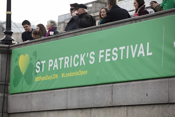 Londra, İngiltere - 17th Mart 2019: İnsanlar Londra'da St Patricks günü kutlamak — Stok fotoğraf