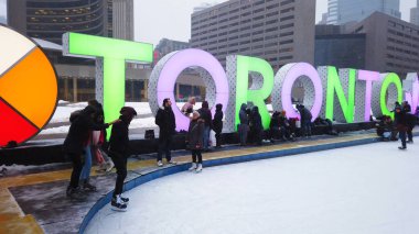 İnsanlar buz pateni Torontos ünlü buz pateni pisti Nathan Phillips Meydanı üzerinde